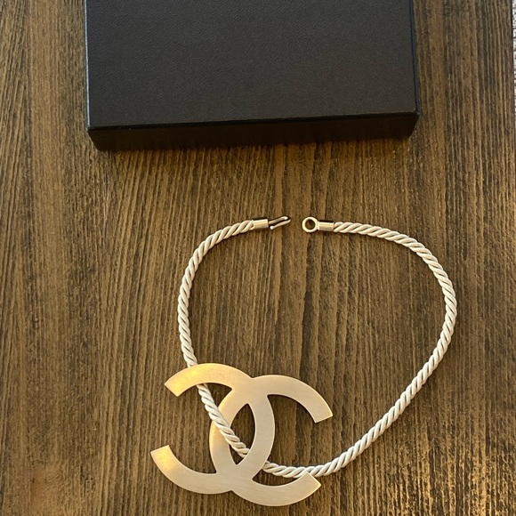 CHANEL Necklace. Spring 2008. Oversized CC logo in python skin and gold hardware - Picture 12 of 12